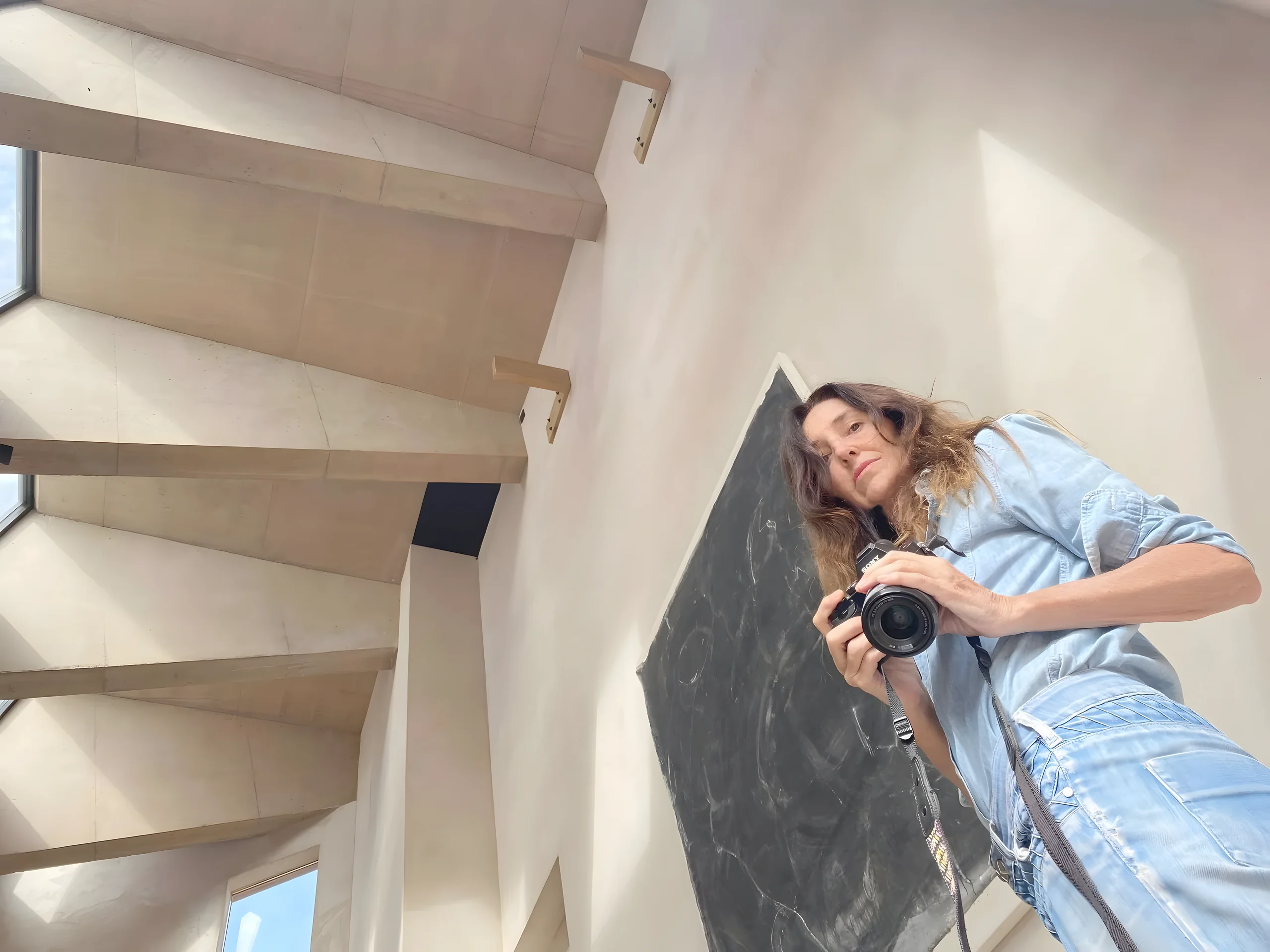 Retrato con cámara en el interior de una de las obras